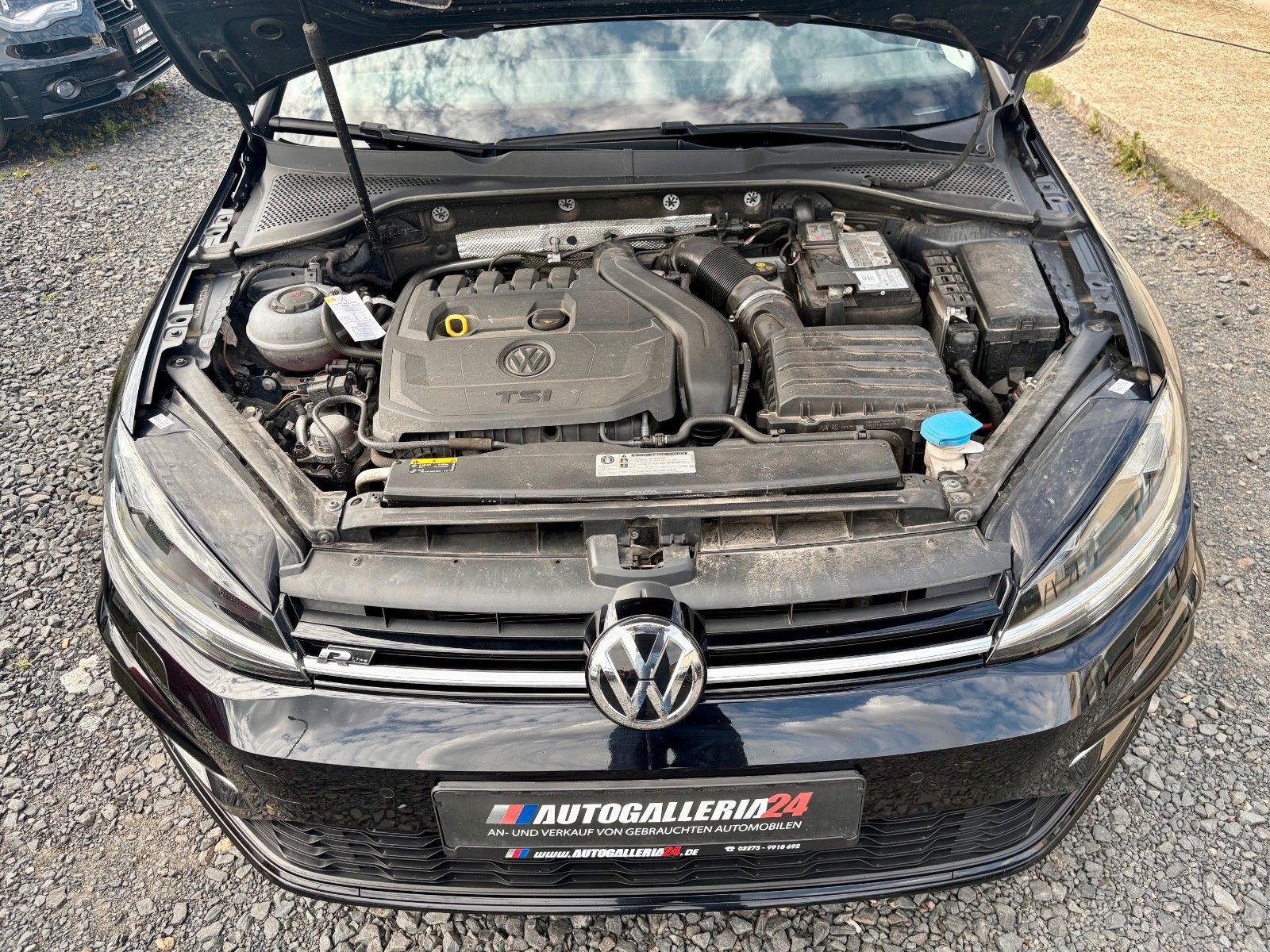 Fahrzeugabbildung Volkswagen Golf VII 1.5 TSI ACT DSG Sound Navi R-LINE ACC