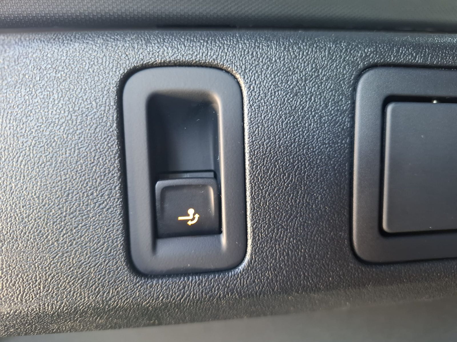 Fahrzeugabbildung Volkswagen Tiguan 2.0 TDI 4M R-Line BLACK*PAN*HK*AHK*MATRIX