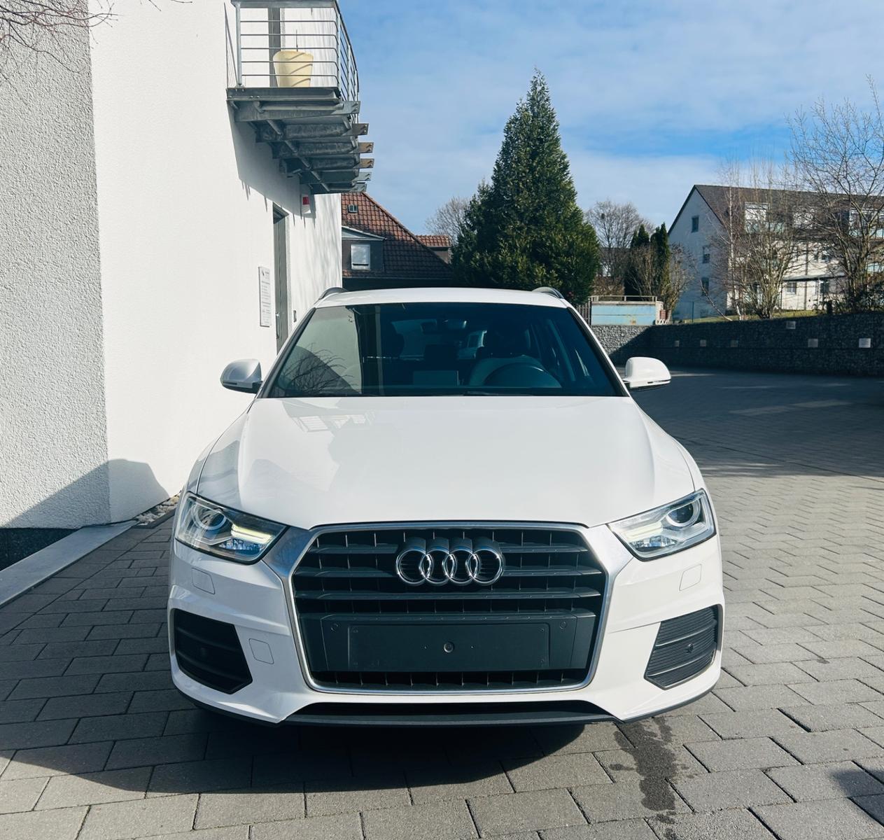 Audi Q3 basis *Tempo, EPH, AHK, elektr.Sitz*