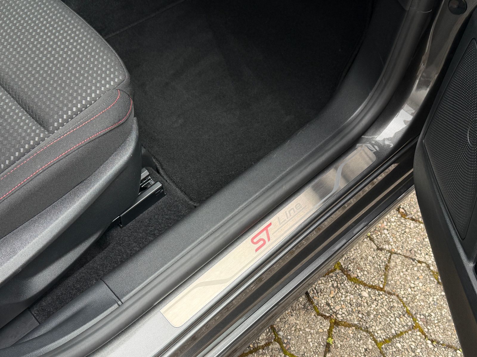 Fahrzeugabbildung Ford Focus /ST-LINE/AUTOMATIK/KAMERA/NAVI/SHZ/ACC
