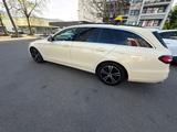 Mercedes-Benz E 220 d T Autom. - - Mercedes-Benz E 220: Beige