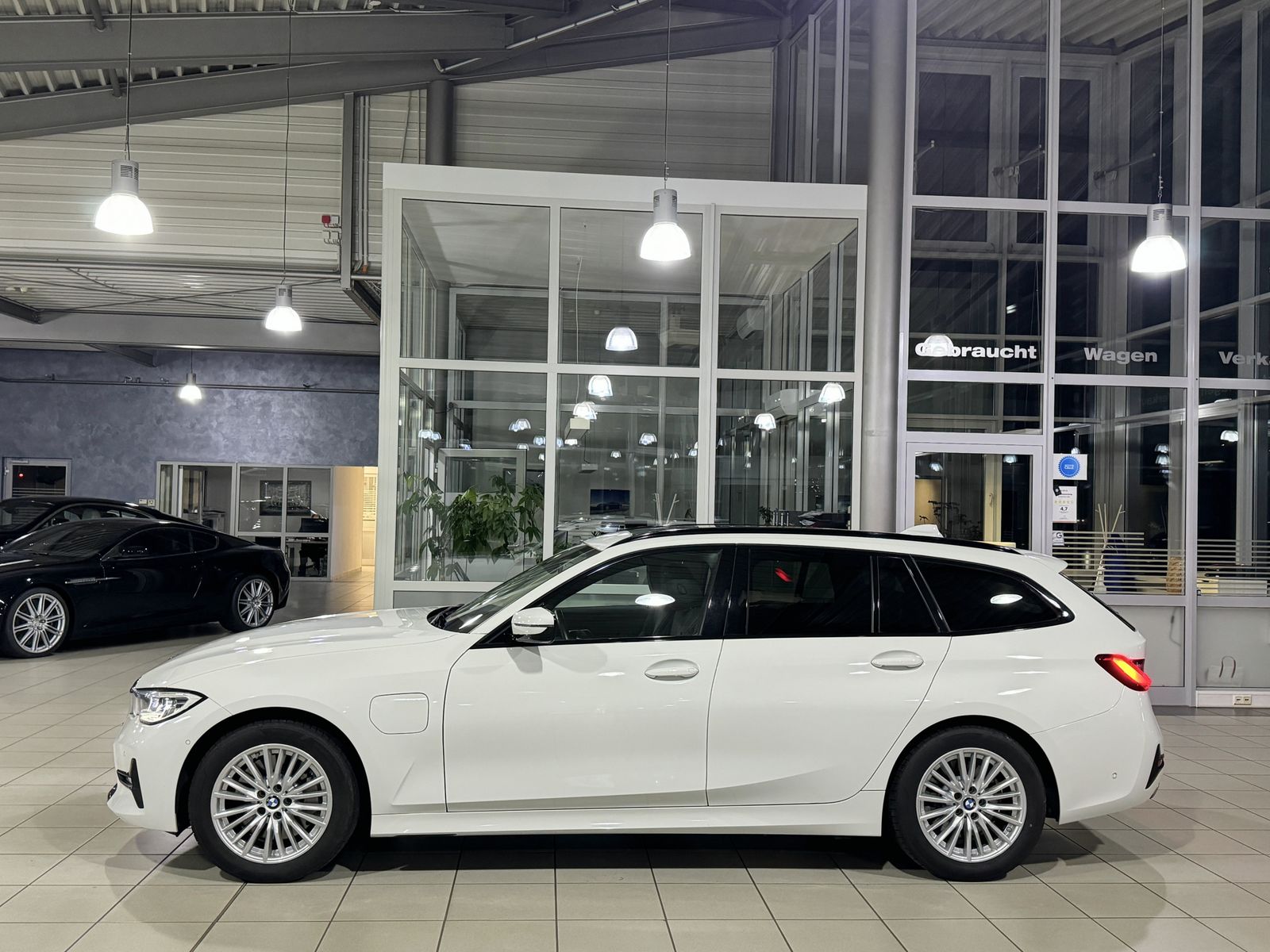 Fahrzeugabbildung BMW 330e Sport Line Panorama Laser Kamera HUD HiFi