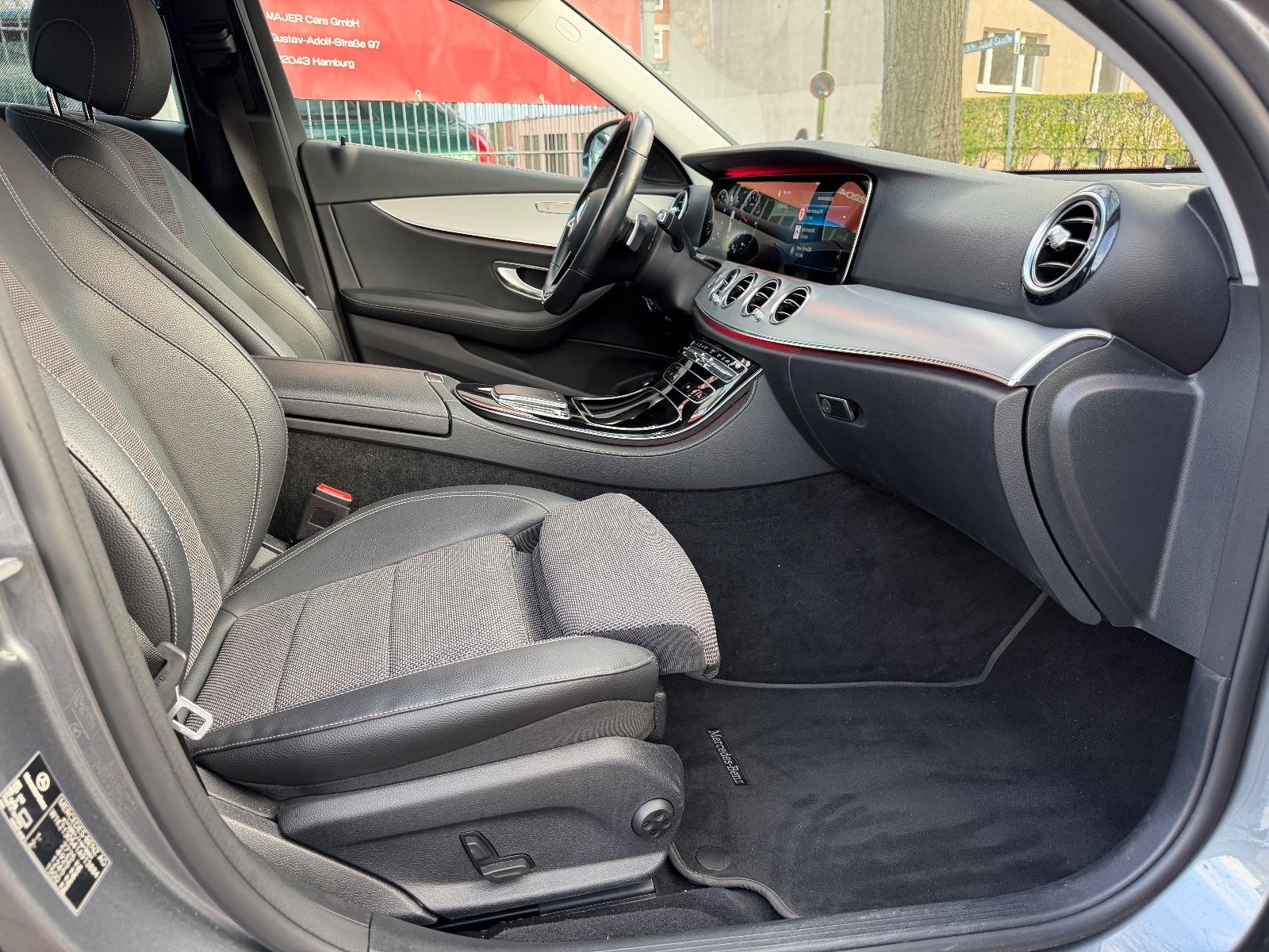 Fahrzeugabbildung Mercedes-Benz E 300e Avantgarde 4Matic*LED*KAMERA*TEILLEDER*