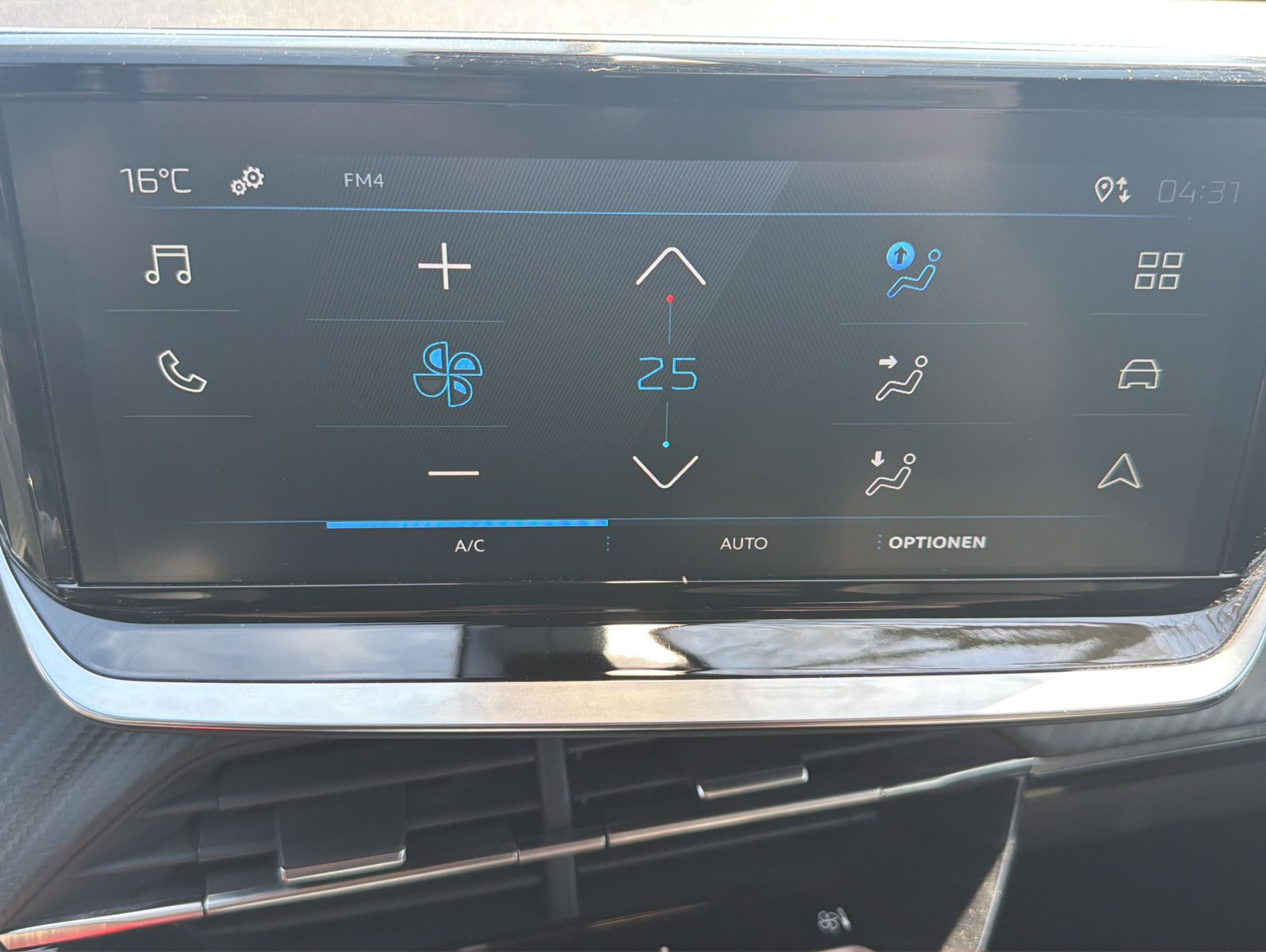 Fahrzeugabbildung Peugeot 2008 Hybrid 136 PS Style