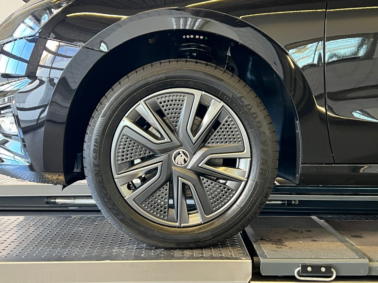 Fahrzeugabbildung SKODA Fabia TOUR 1.0 TSI DSG *Navi,ACC,Sitzheizung*