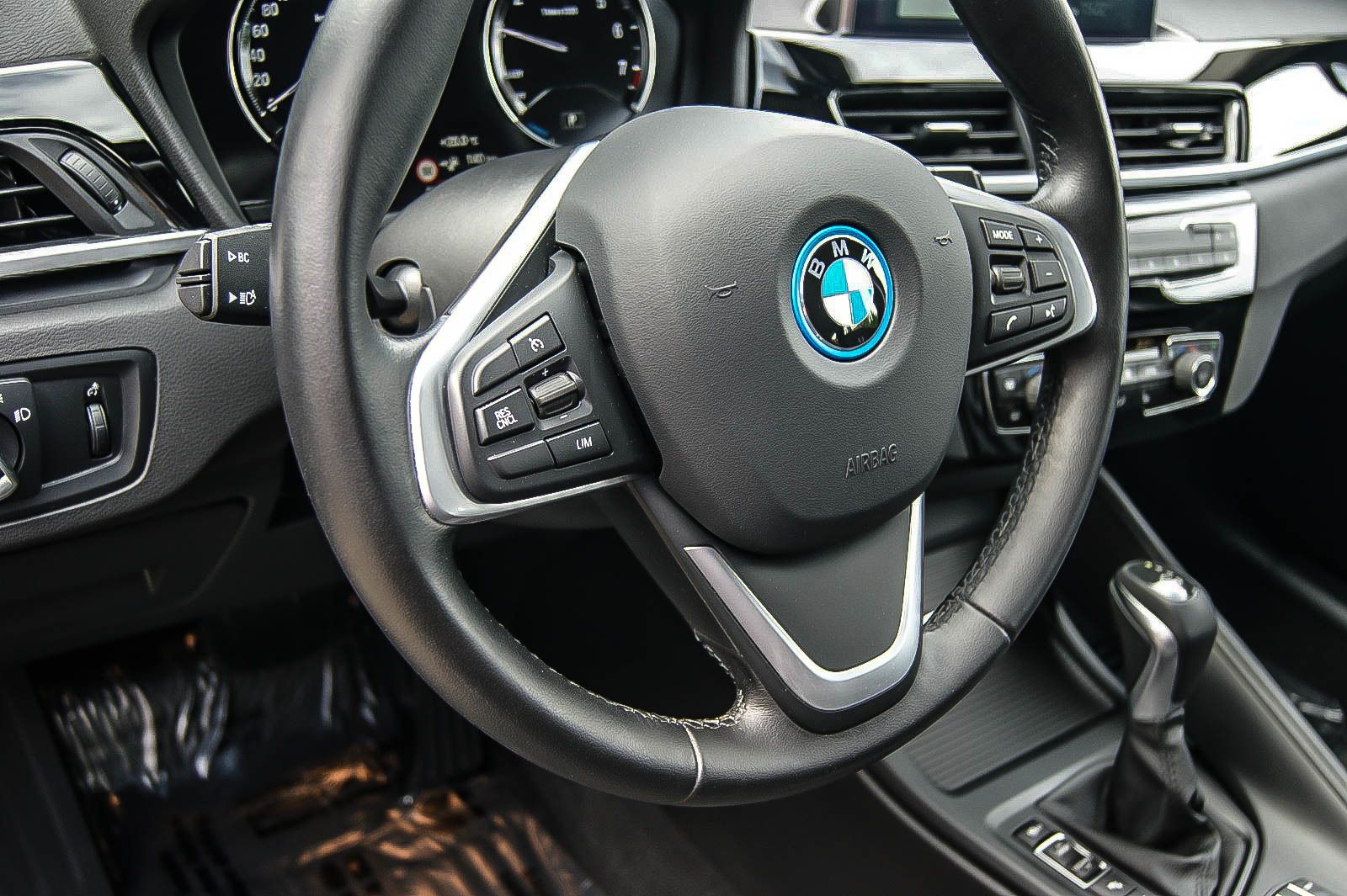 Fahrzeugabbildung BMW X1 xDrive 25e Advantage STORM BAY INDIVIDUAL LED