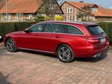 Mercedes-Benz E 220 d 4MATIC T Autom. - - Mercedes-Benz E 220: Rot