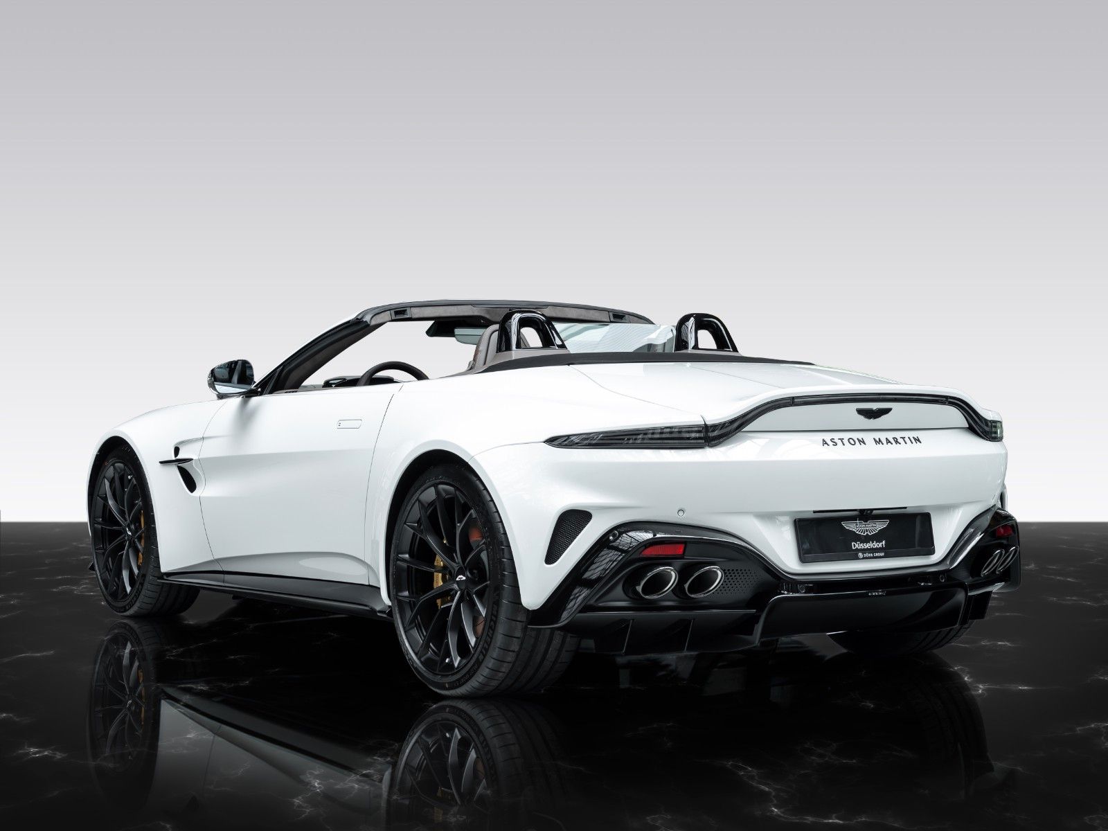 Aston Martin V8 Vantage Roadster| Black | 360 Degree Camera imagem 2