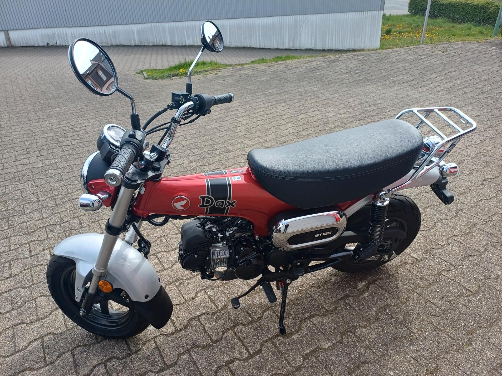 Honda DAX mit Gepäckbrücke
