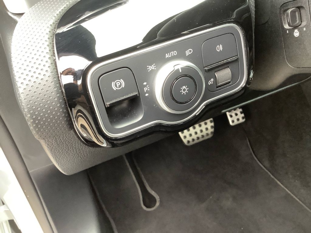 Mercedes-Benz A 180 AMG MBUX LED SHZ TOTWINKEL PDC KAMERA foto 3