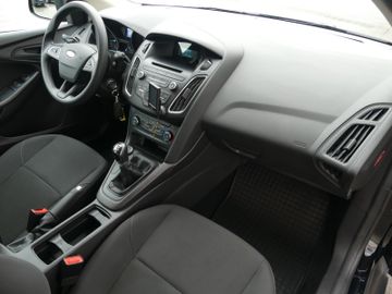 Fahrzeugabbildung Ford Focus Limousine Ambiente