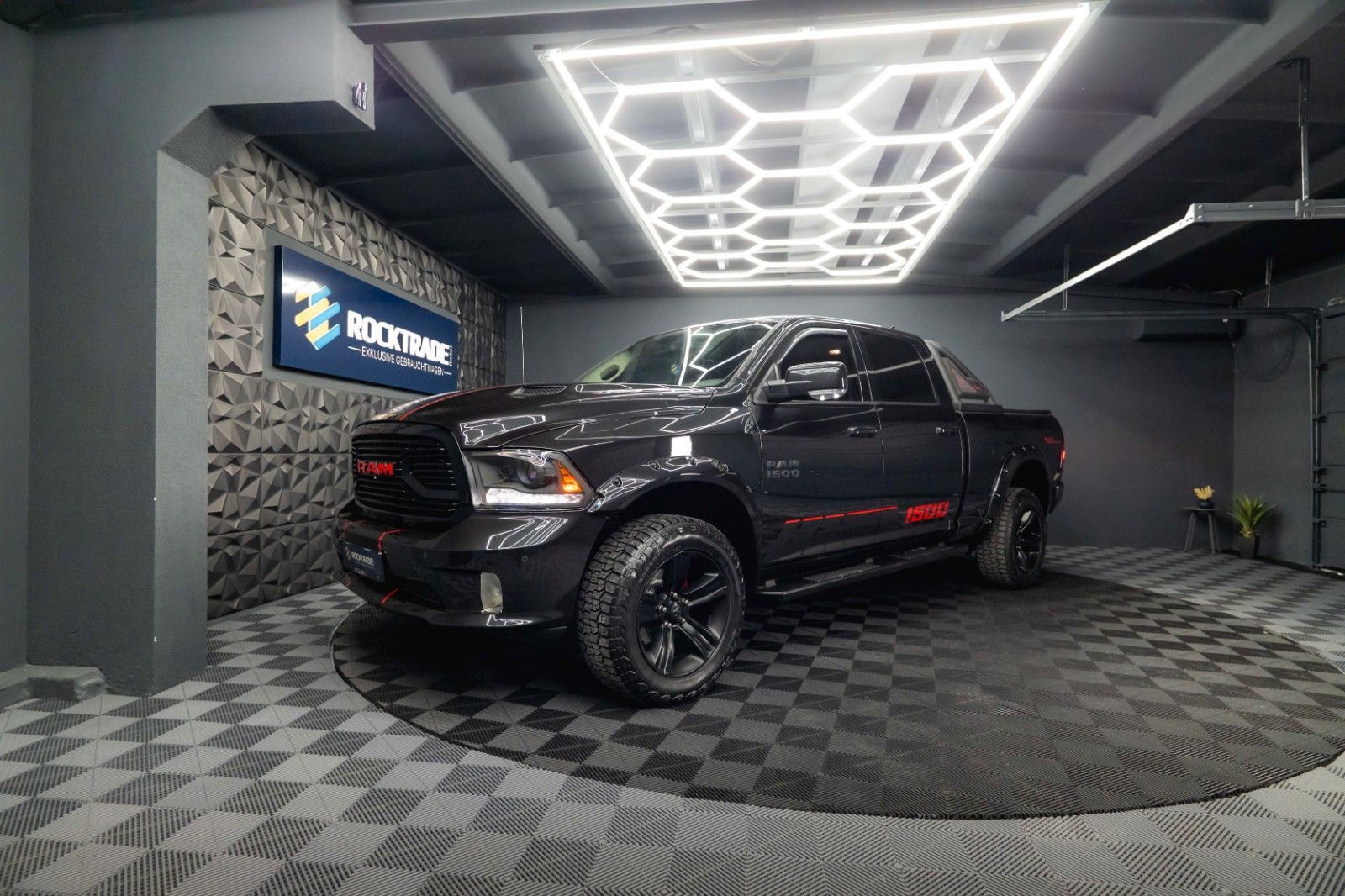 Fahrzeugabbildung Dodge RAM 5.7 V8 HEMI 4x4 OFFROAD Night-Paket LONGBED