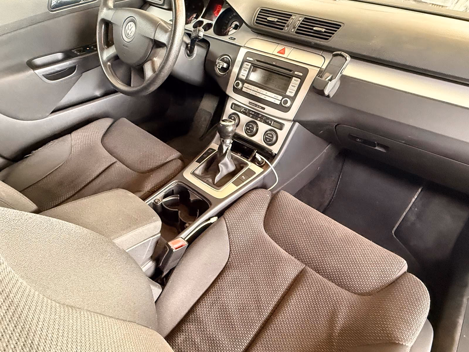 Volkswagen Passat 2009 — photo 8