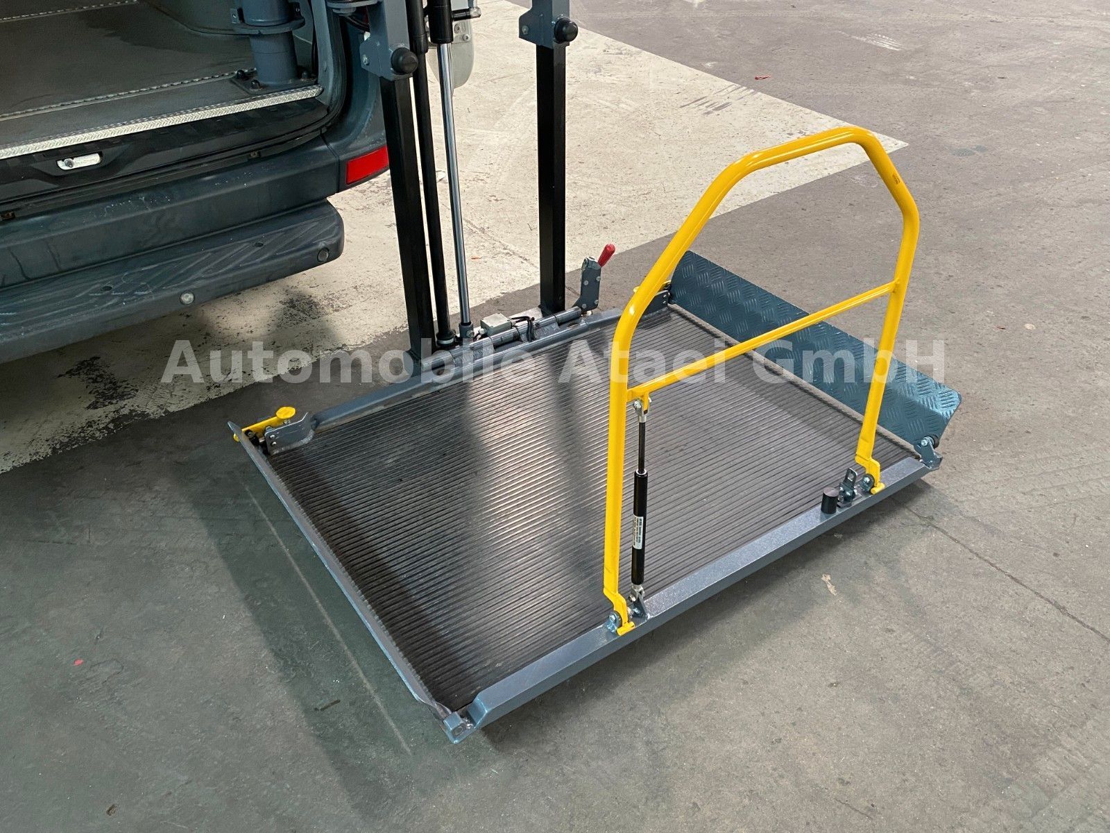 Fahrzeugabbildung Volkswagen Crafter Kombi 35 *Rollstuhl-Lift*STANDHZG (2666)