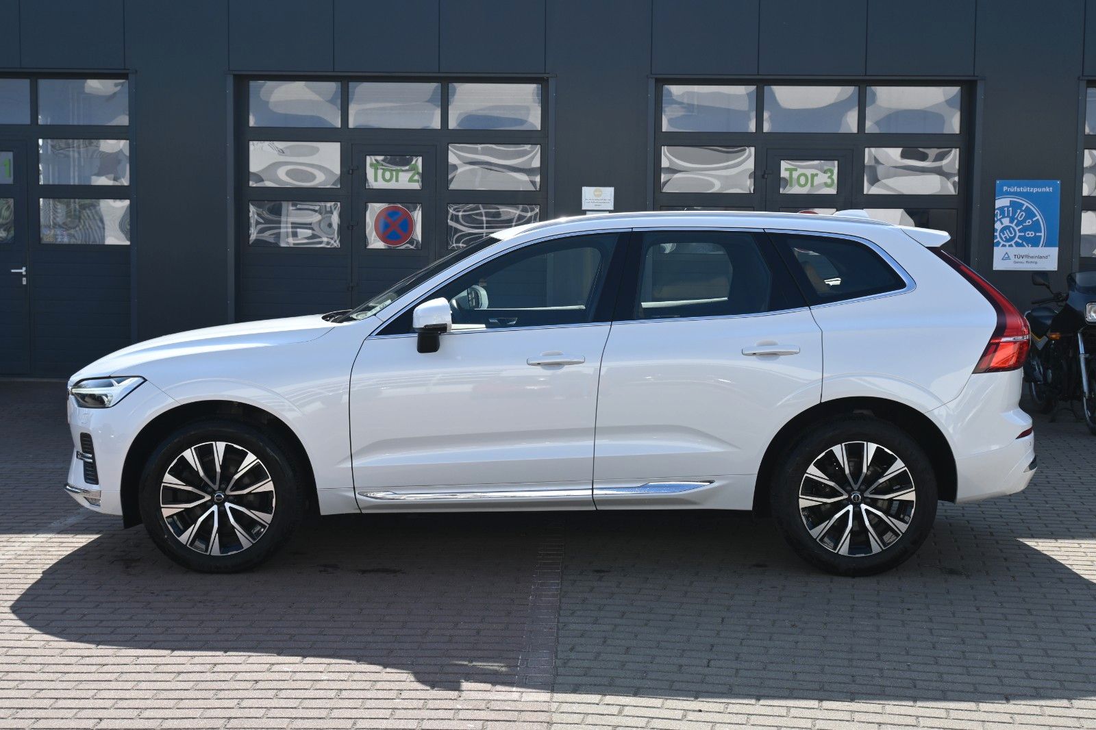 Fahrzeugabbildung Volvo XC60 B4 Plus Bright*LED*Google*STHZ*NAVI*AHK