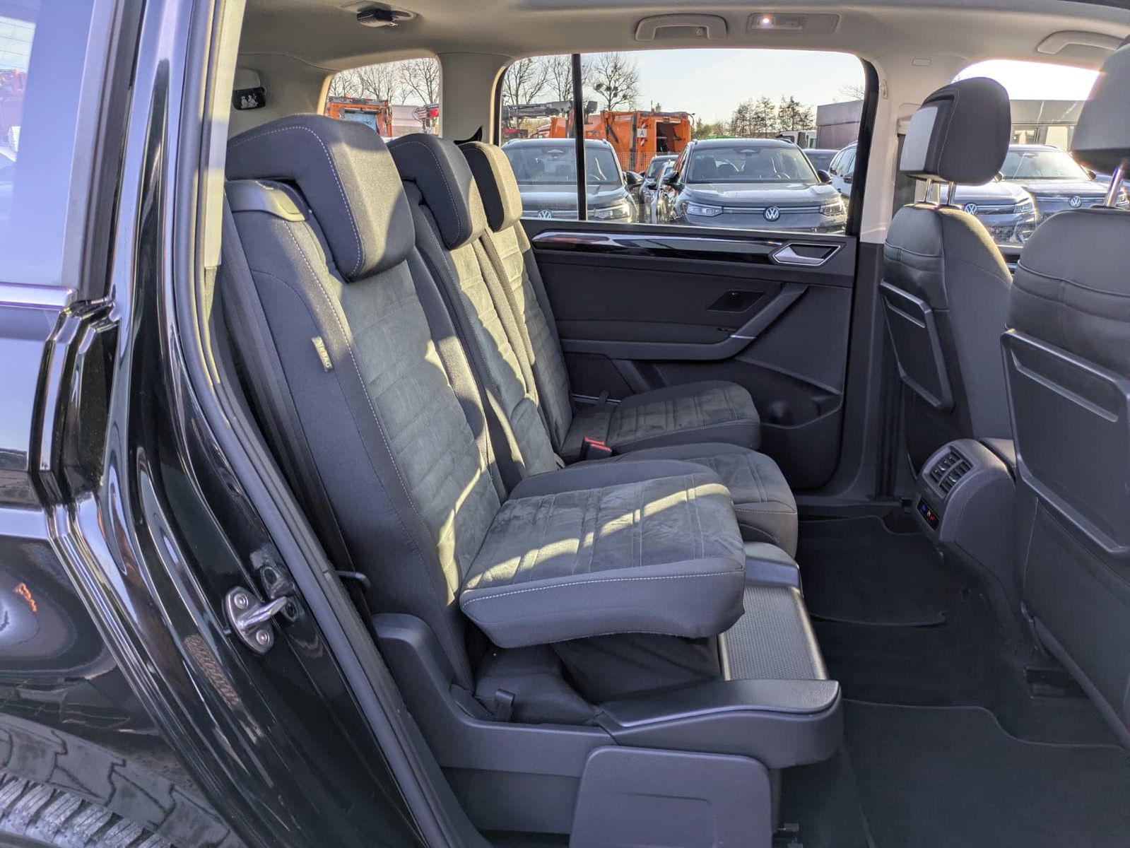 Fahrzeugabbildung Volkswagen Touran 2.0 DSG R-Line High. Pano 7-Si IQ.Dri AHK