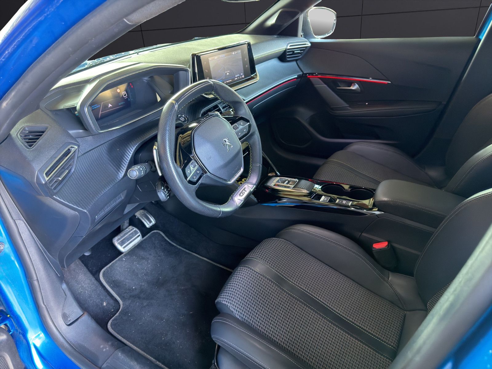 Fahrzeugabbildung Peugeot 208 GT Navi*Shzg*LED*Ambiente*Pano