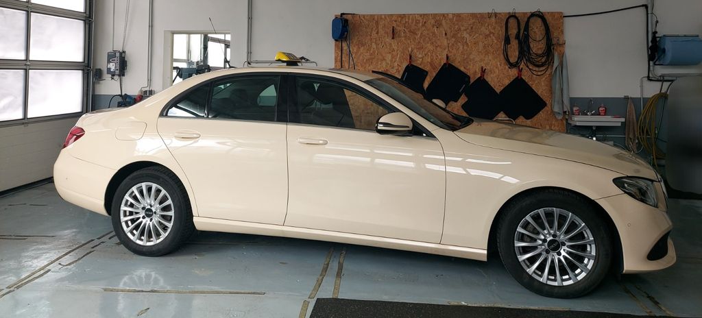 Image of Mercedes-Benz E 200