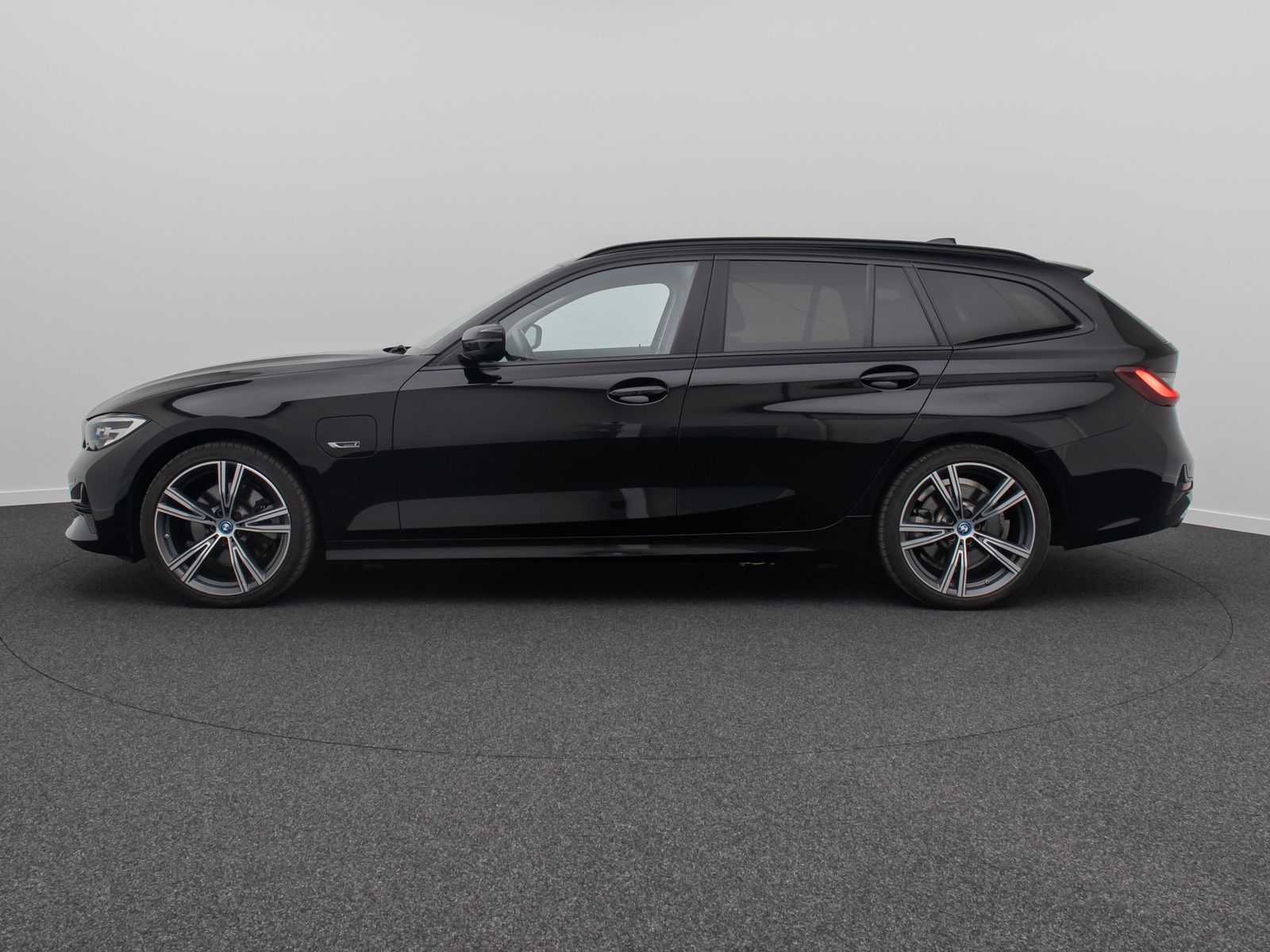 Fahrzeugabbildung BMW 320e Stop&Go DAB Alarm AHK HiFi Sportsitz 19Zoll
