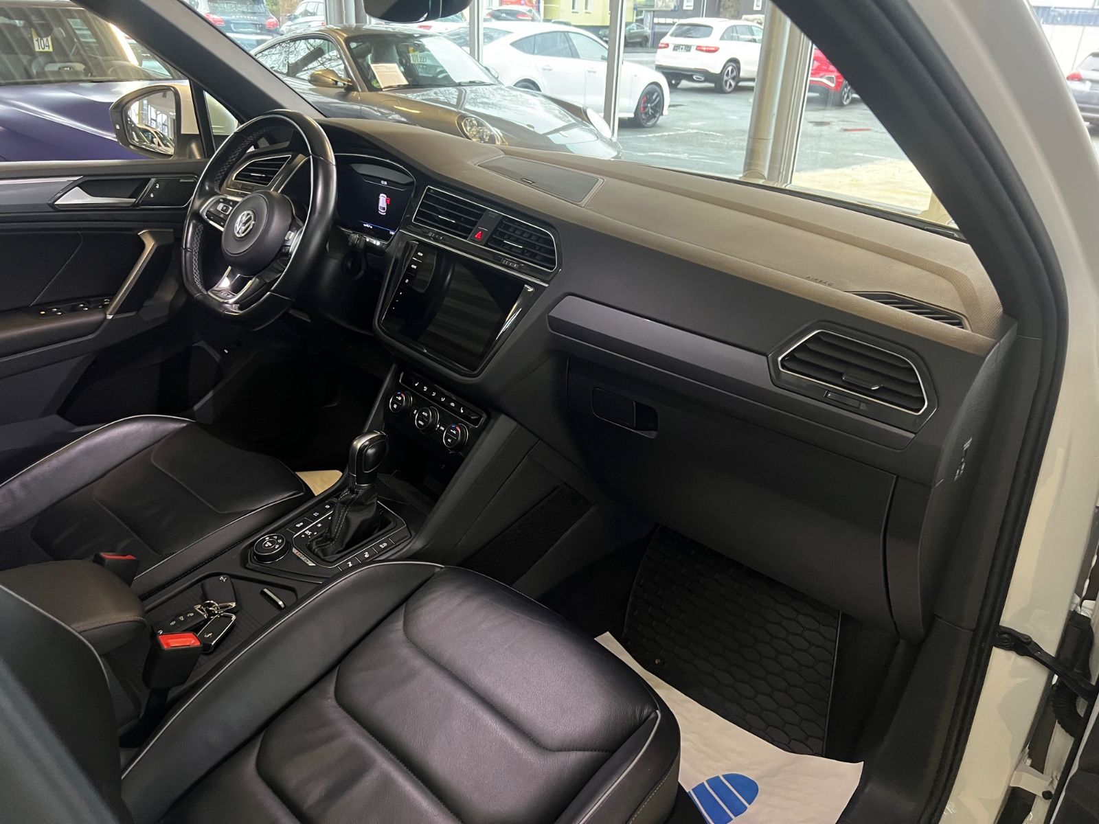 Fahrzeugabbildung Volkswagen Tiguan 2.0TDI DSG Highline 4Motion R line 239PS