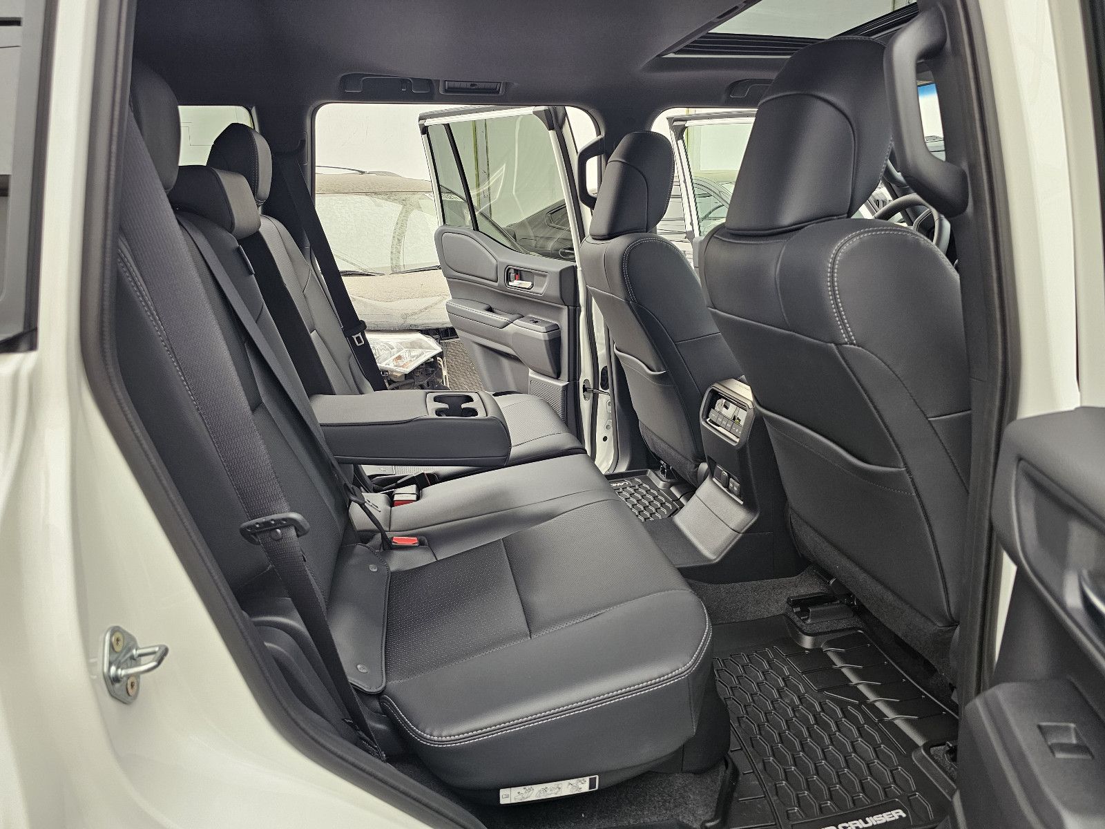 Fahrzeugabbildung Toyota Land Cruiser Premium Hybrid T1 72.000EUR! Stock!