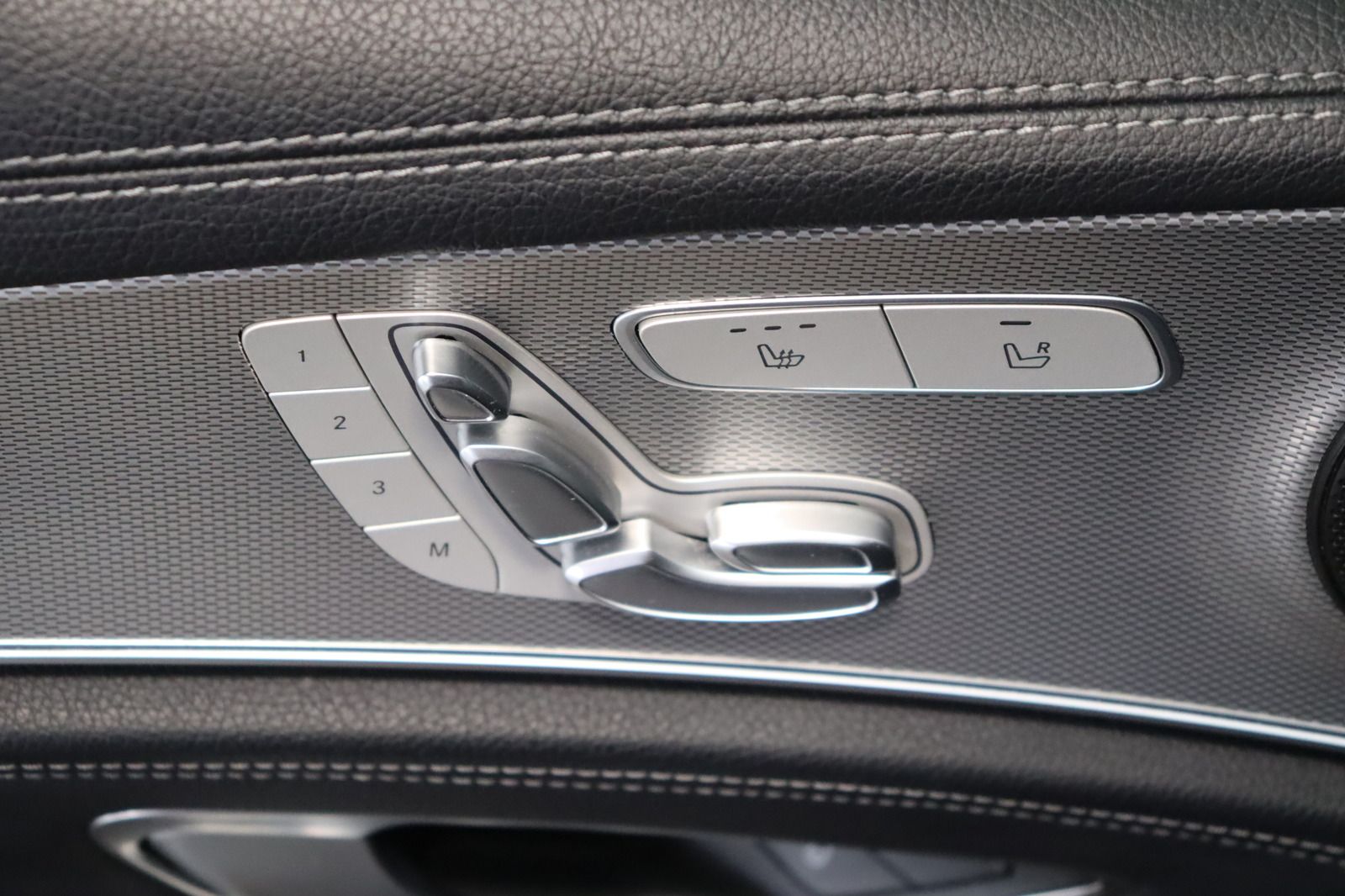 Fahrzeugabbildung Mercedes-Benz E 200 T 4Matic * Schiebedach * Navi * AMG line