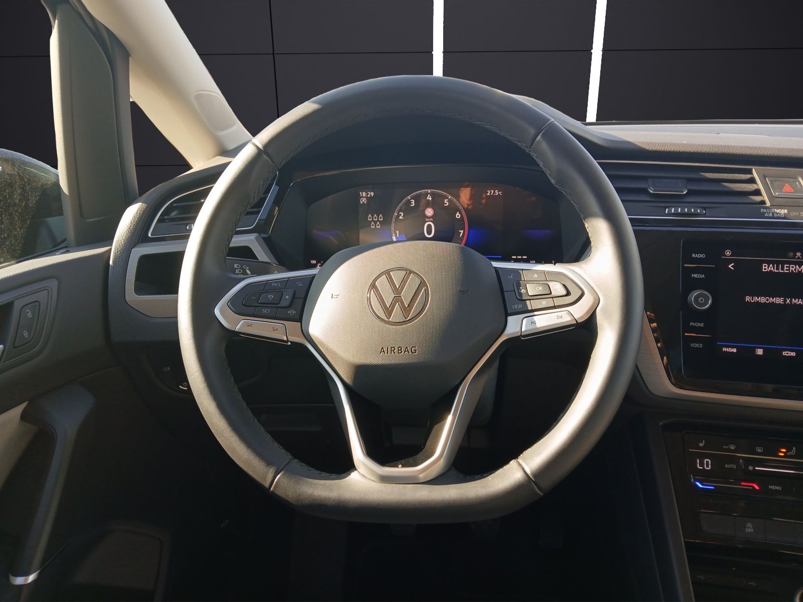 Fahrzeugabbildung Volkswagen Touran TSI Comfortline 7-Si Navi AID ACC PDC SH