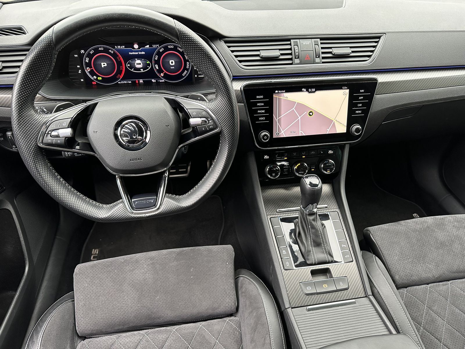 Fahrzeugabbildung SKODA Superb Combi 2.0 TDI DSG Sportline NAV+LED+KAM