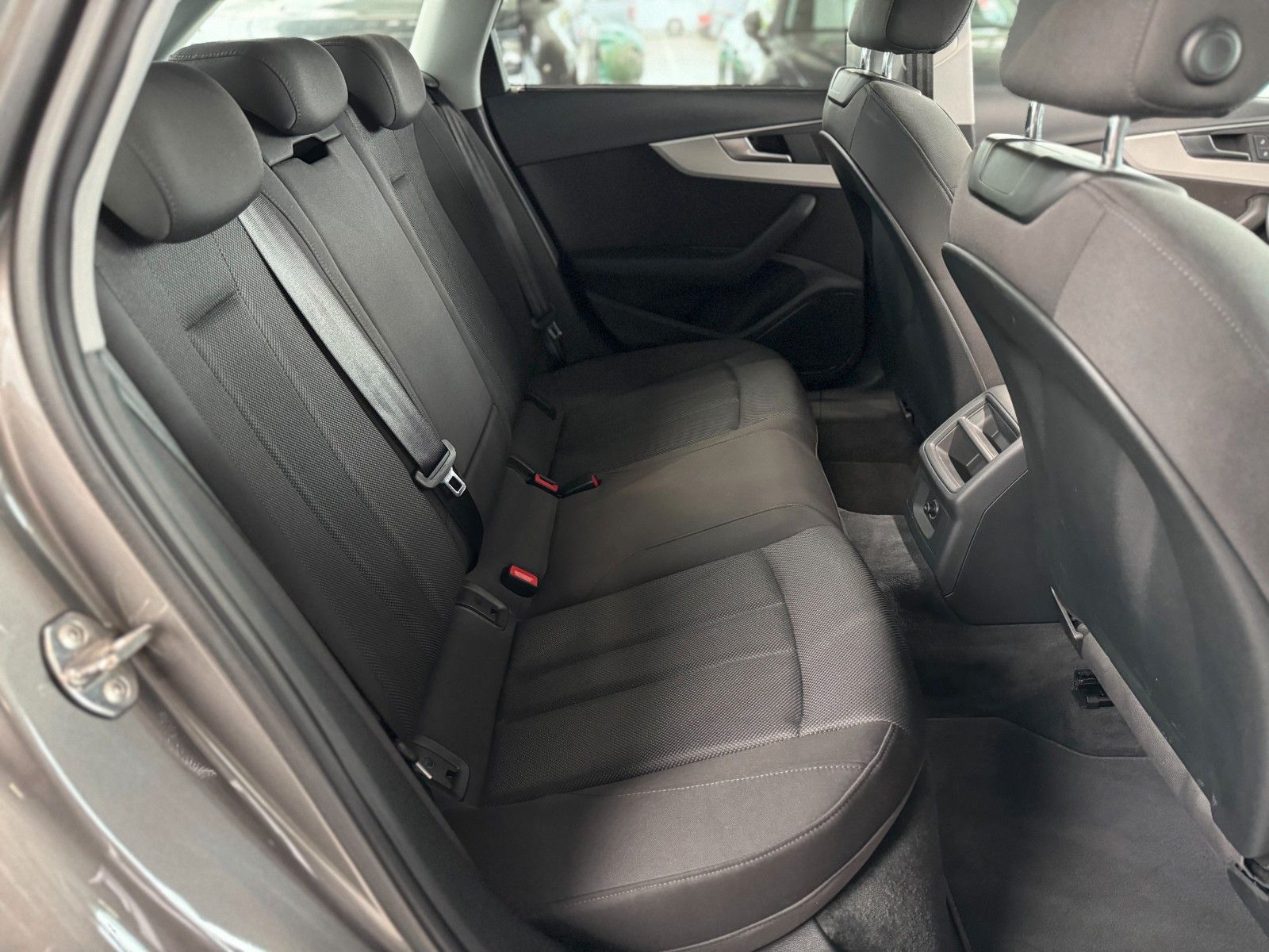 Fahrzeugabbildung Audi A4 Avant 40 2.0 TFSI advanced "Business-Paket"