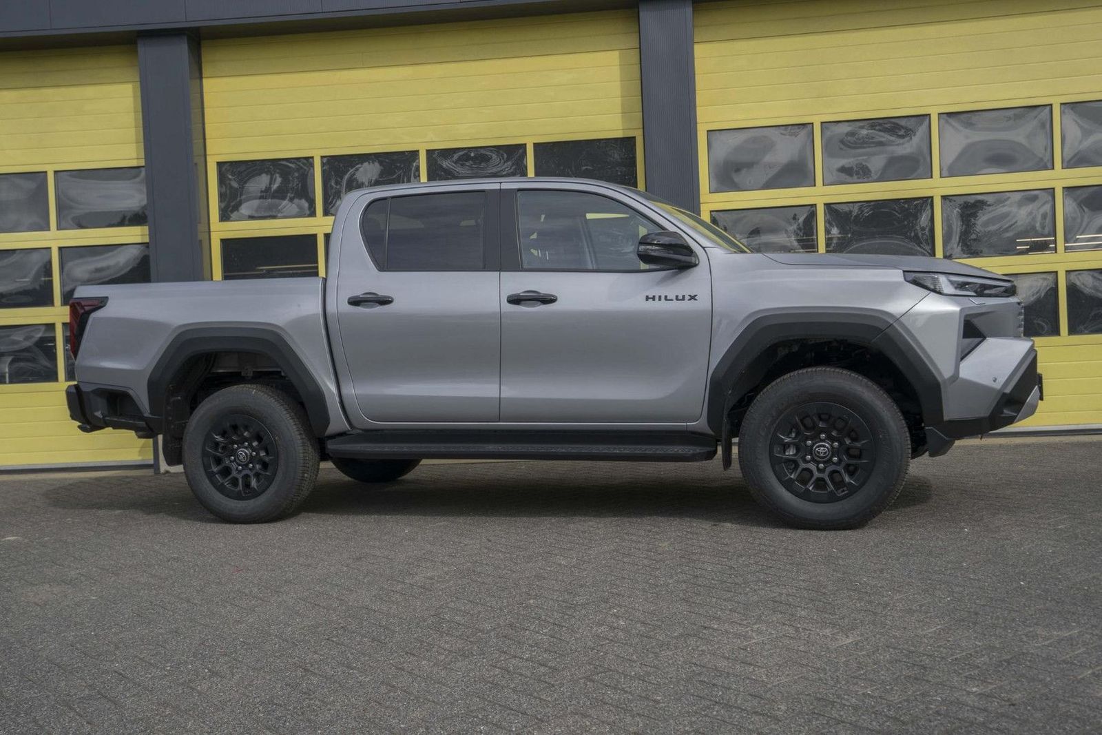 Toyota Hilux 2.8 D-4D MHEV Double Cab Auto 4WD Comfort imagem 2