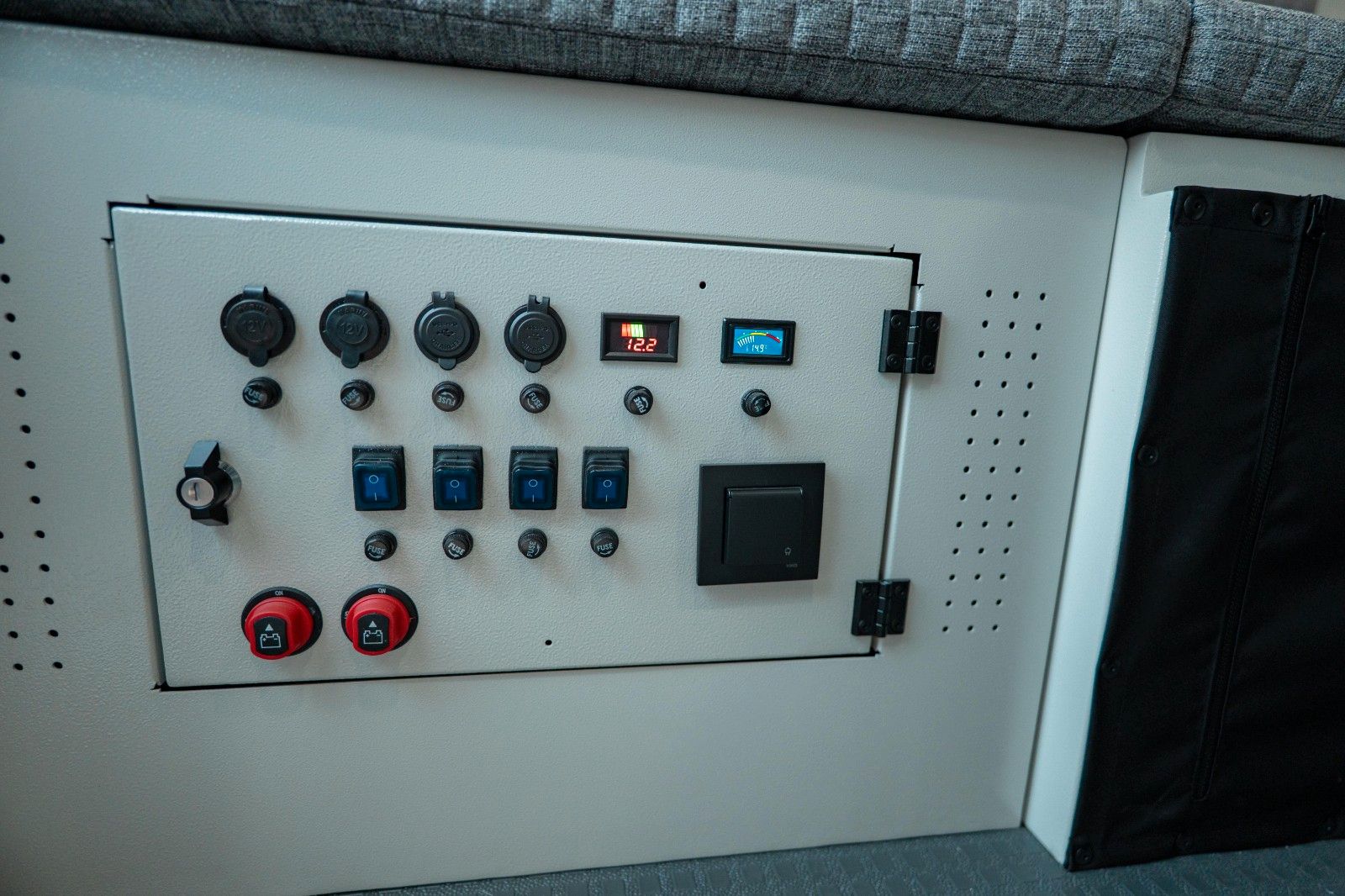 Fahrzeugabbildung Decamp Dodge RAM 5.7 V8 4x4 + DECAMP BACKPACK Camper