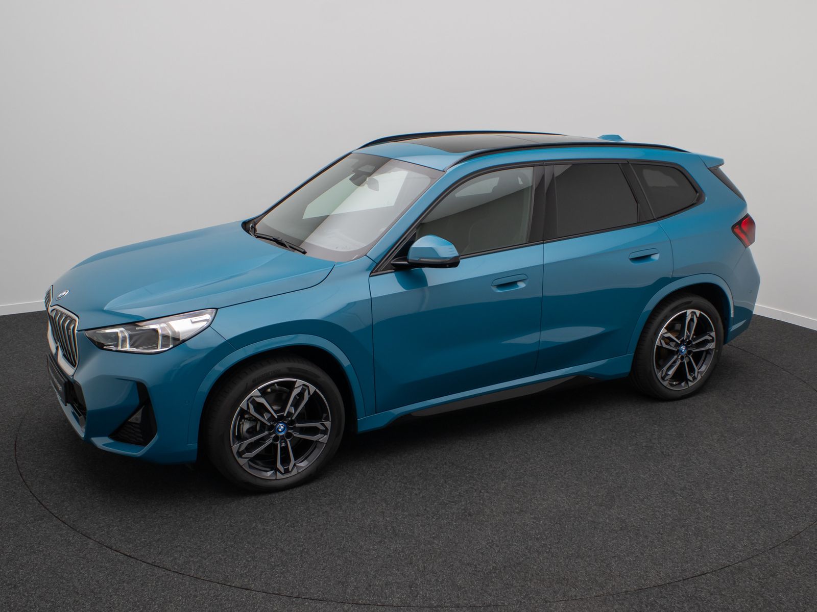 Fahrzeugabbildung BMW iX1 xD30 M Sport Panorama 360°HUD DAB H/K 19Zoll