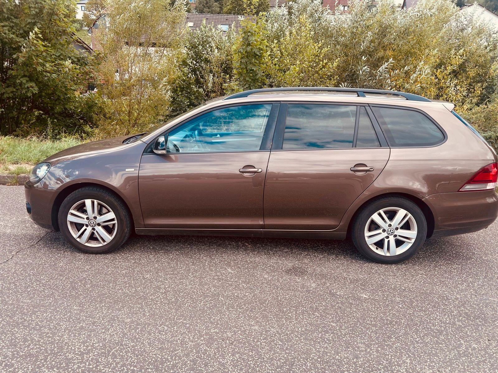 Volkswagen Golf 2012 — салон