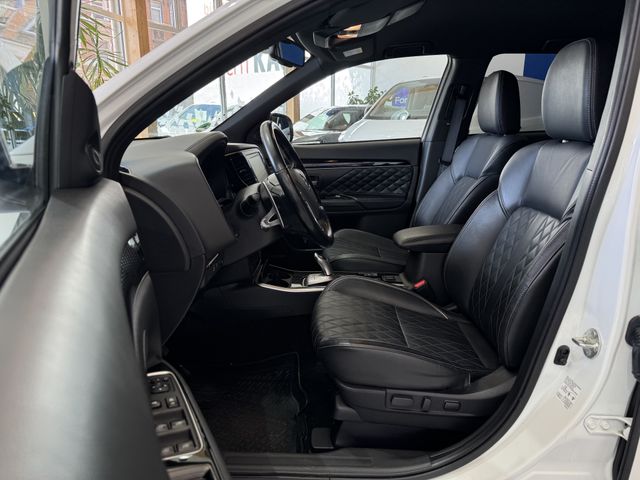 Mitsubishi Outlander PHEV PLUS Spirit-Paket 2.4 MIVEC 4WD
