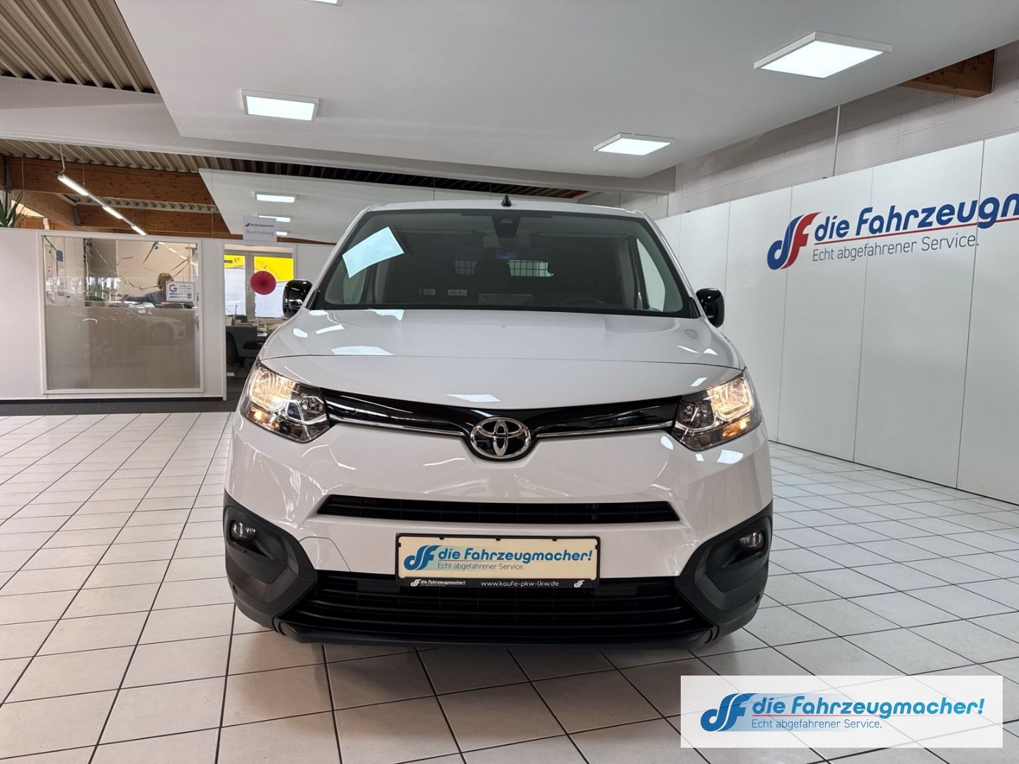 Fahrzeugabbildung Toyota Proace City L1 Meister Navi Apple CarPlay Androi