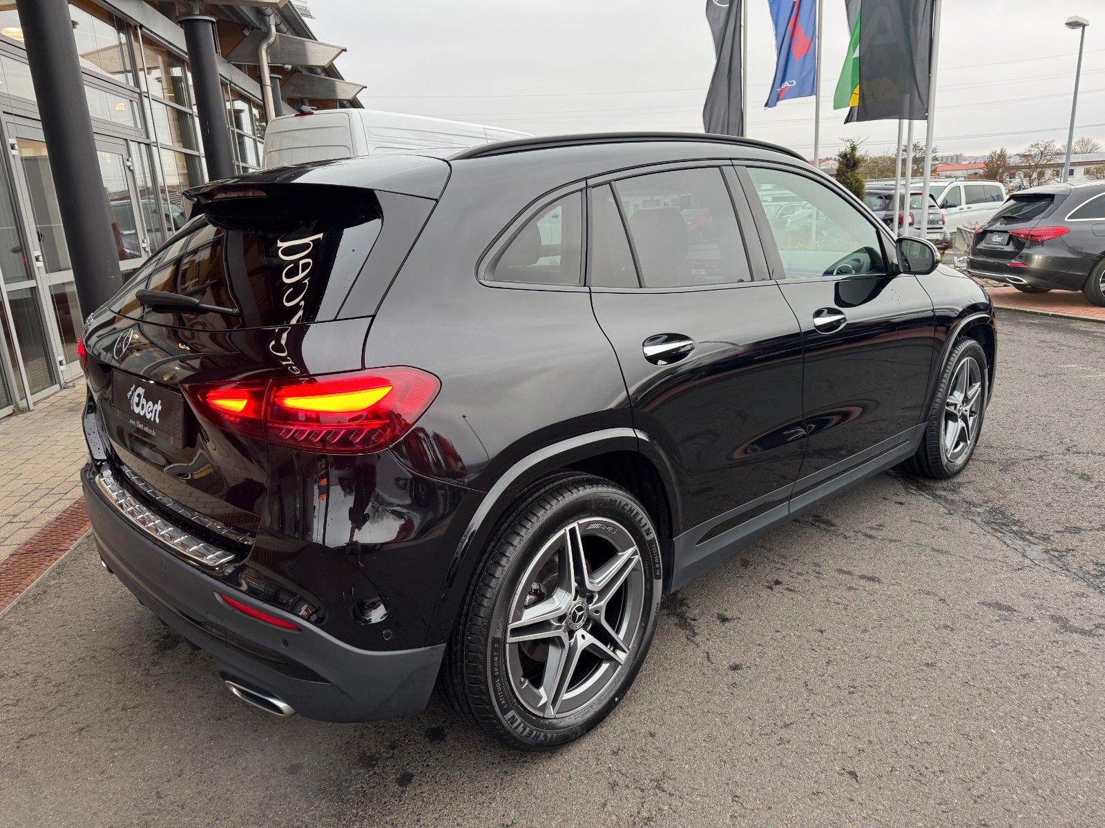 Fahrzeugabbildung Mercedes-Benz GLA 200 AMG+Pano+Distr+Ambiente+Multibeam+
