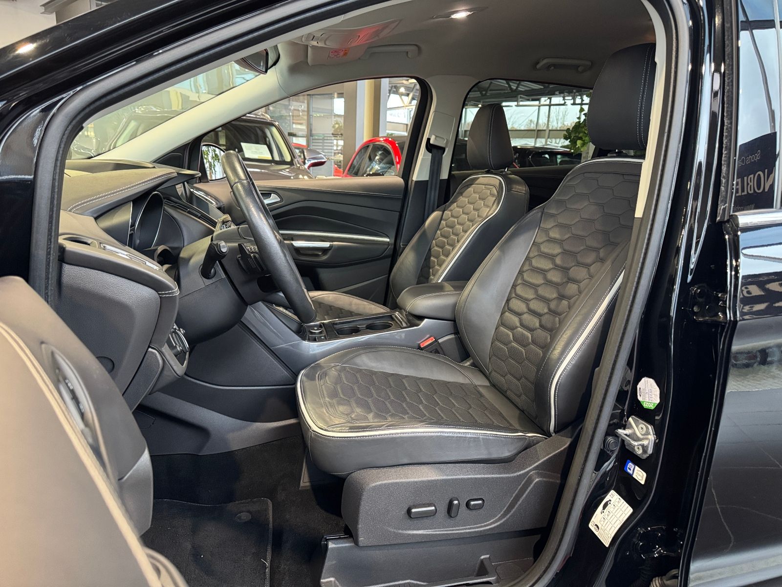 Fahrzeugabbildung Ford Kuga Vignale Allrad ACC BI-XEN NAV RFK SHZ 19"