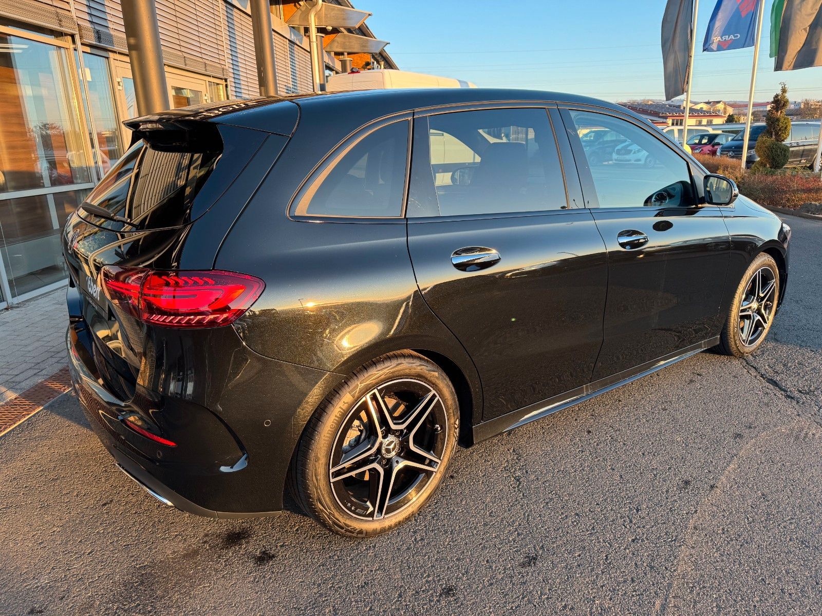 Fahrzeugabbildung Mercedes-Benz B 200 AMG+AHK+Ambiente+RFK+MBUX+Night