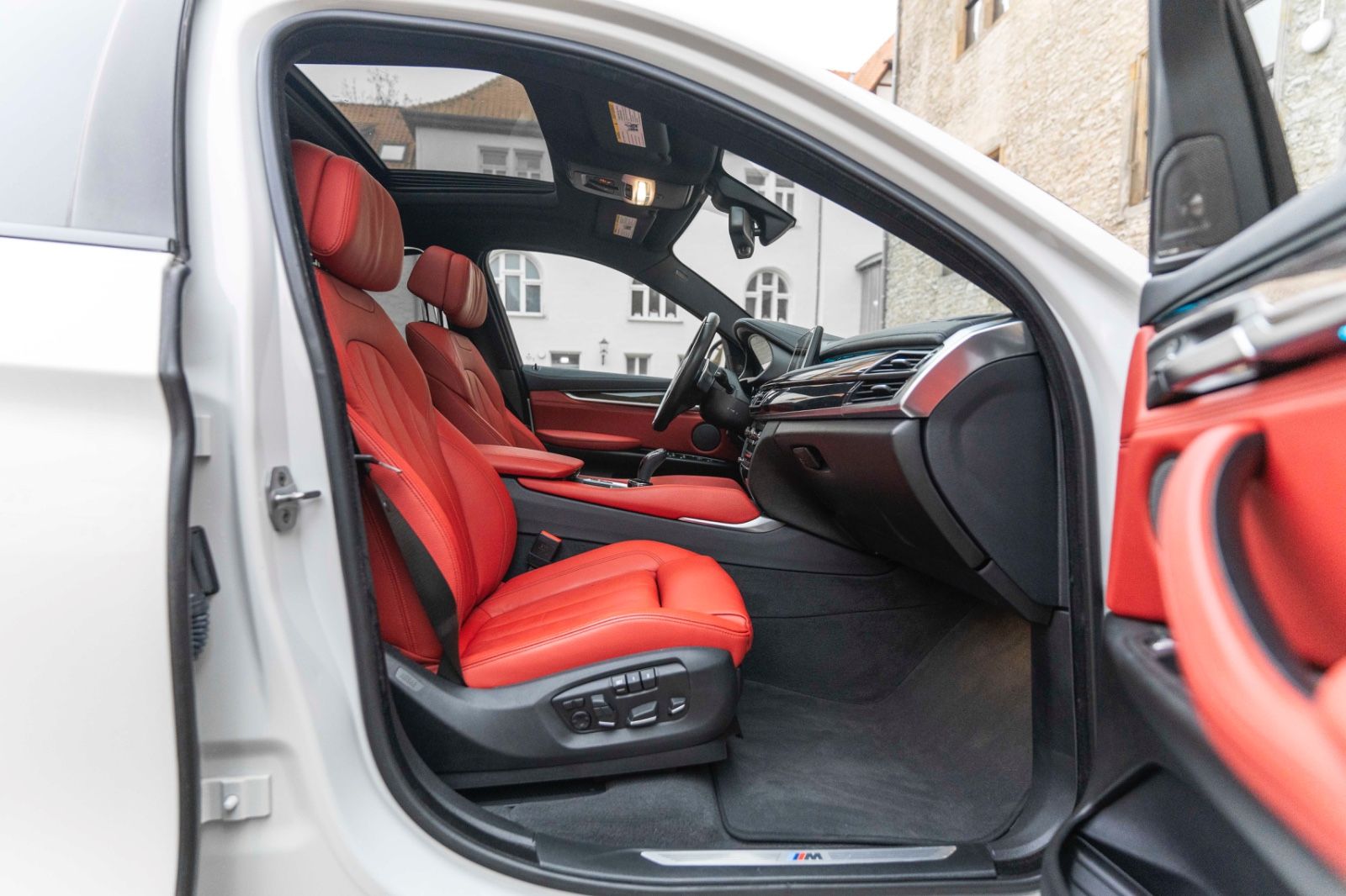 Fahrzeugabbildung BMW X6 xDrive50i M-Sportpaket HUD 360° H&K LED SOFT