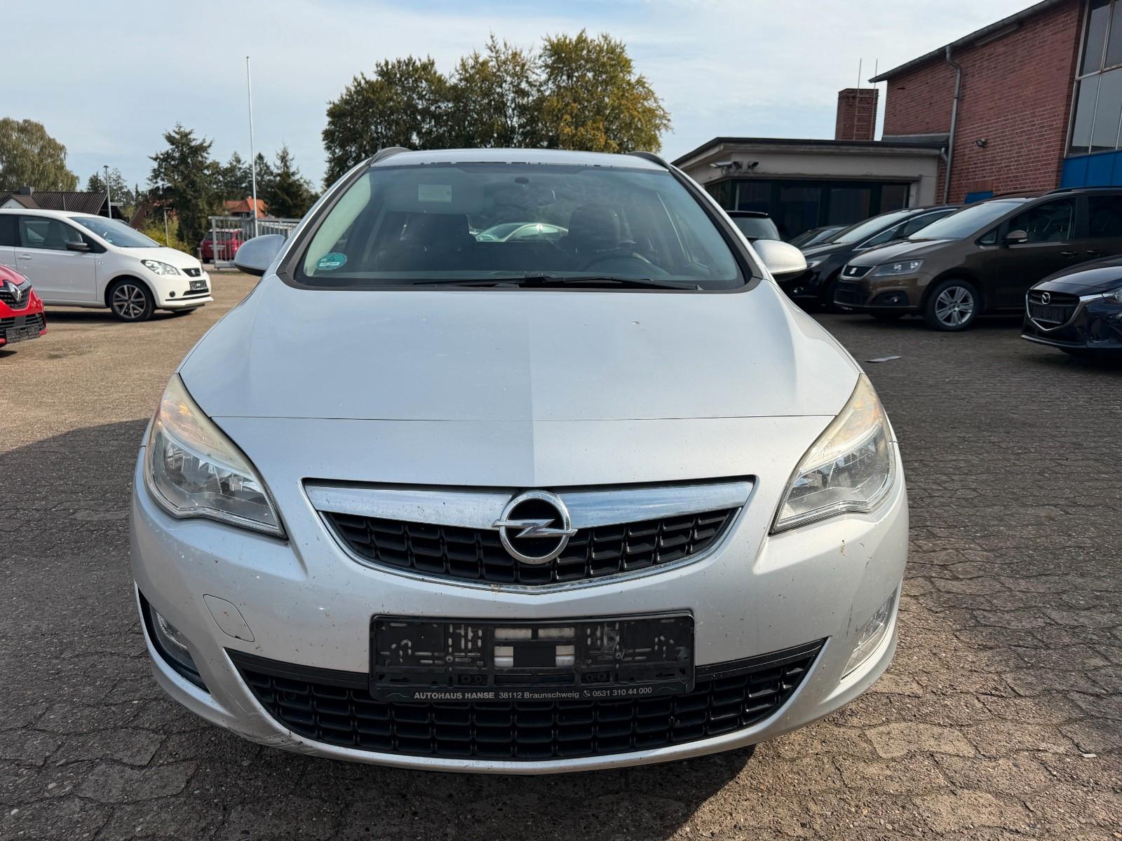 Opel Astra 2011 — rear view