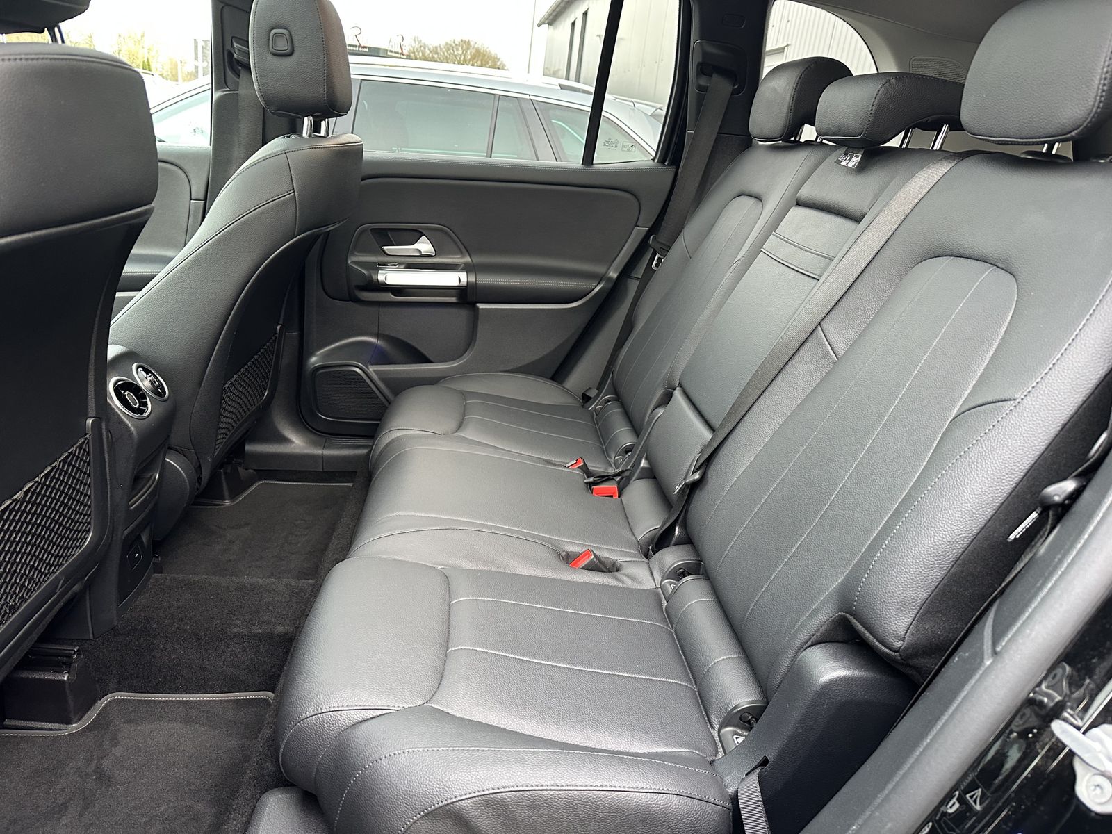 Fahrzeugabbildung Mercedes-Benz GLB 220d 4Matic AMG-Line NAV+LED+PANO+18ZO+360°