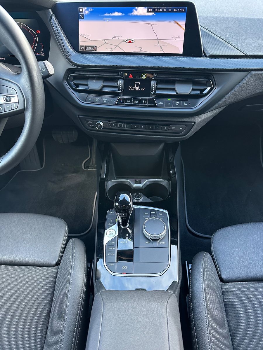 Fahrzeugabbildung BMW 118i Aut. Sport Line NAV+LED+SHZ+PDC+17ZOLL