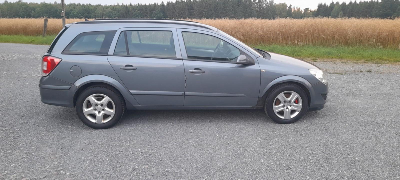 Opel Astra 2007 — rear view