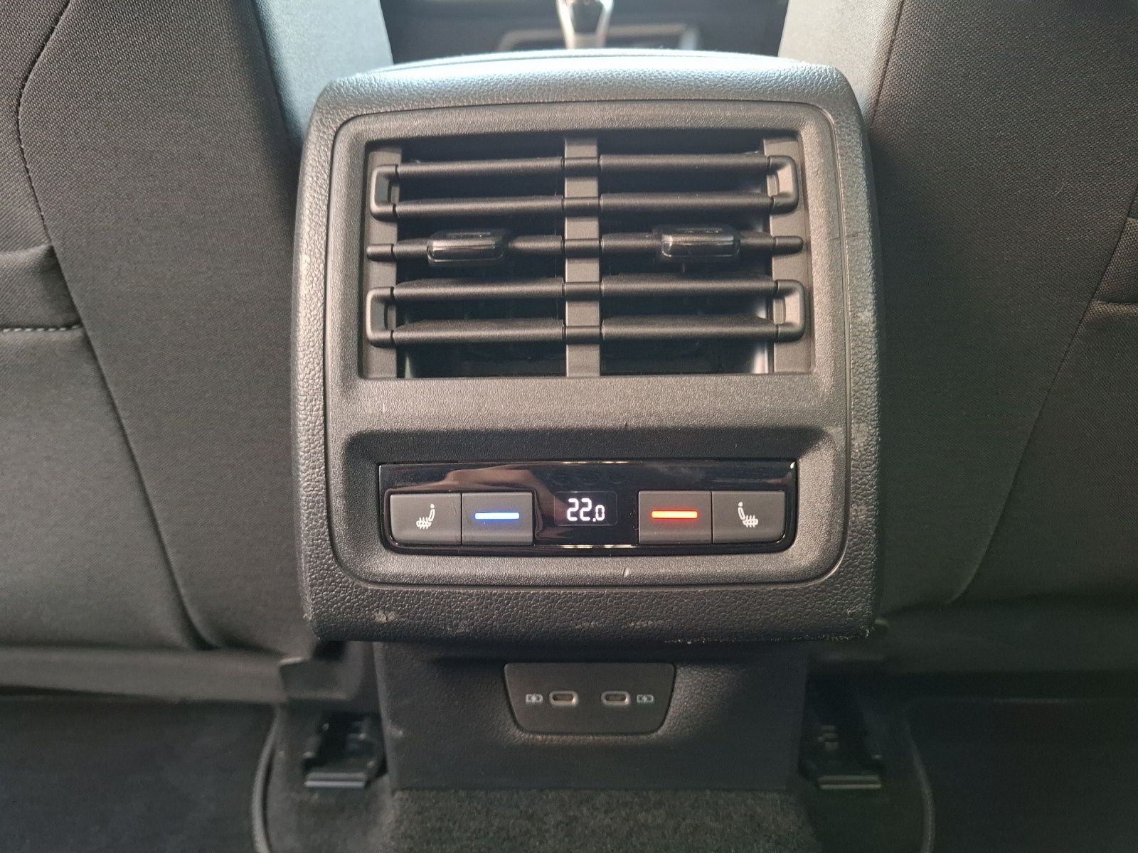 Fahrzeugabbildung Volkswagen Golf VIII Variant TSI Standhzg Kamera ACC LED Na