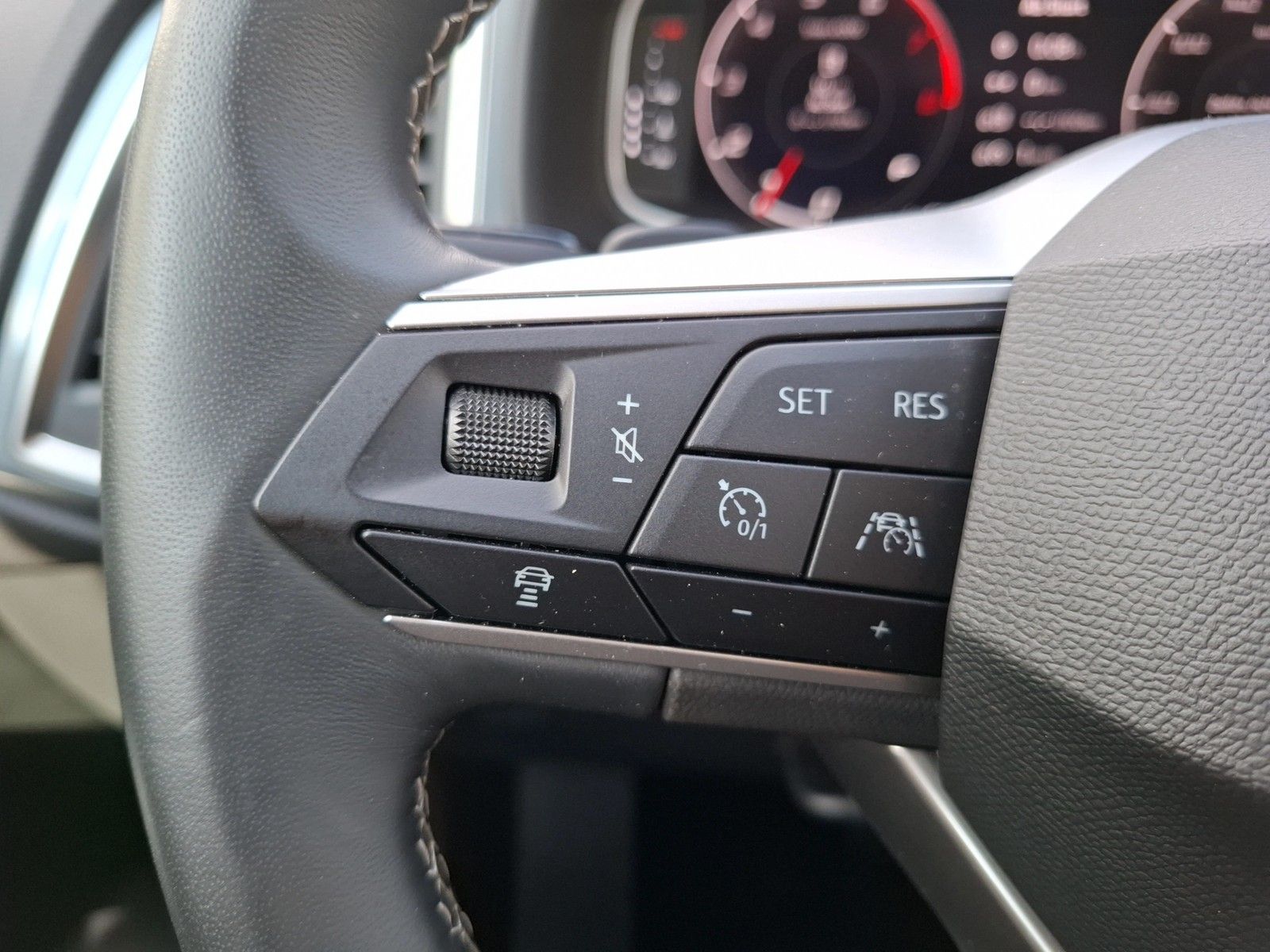 Fahrzeugabbildung SEAT Ateca TSI Style DSG LED Navi AID ACC Park-Assist