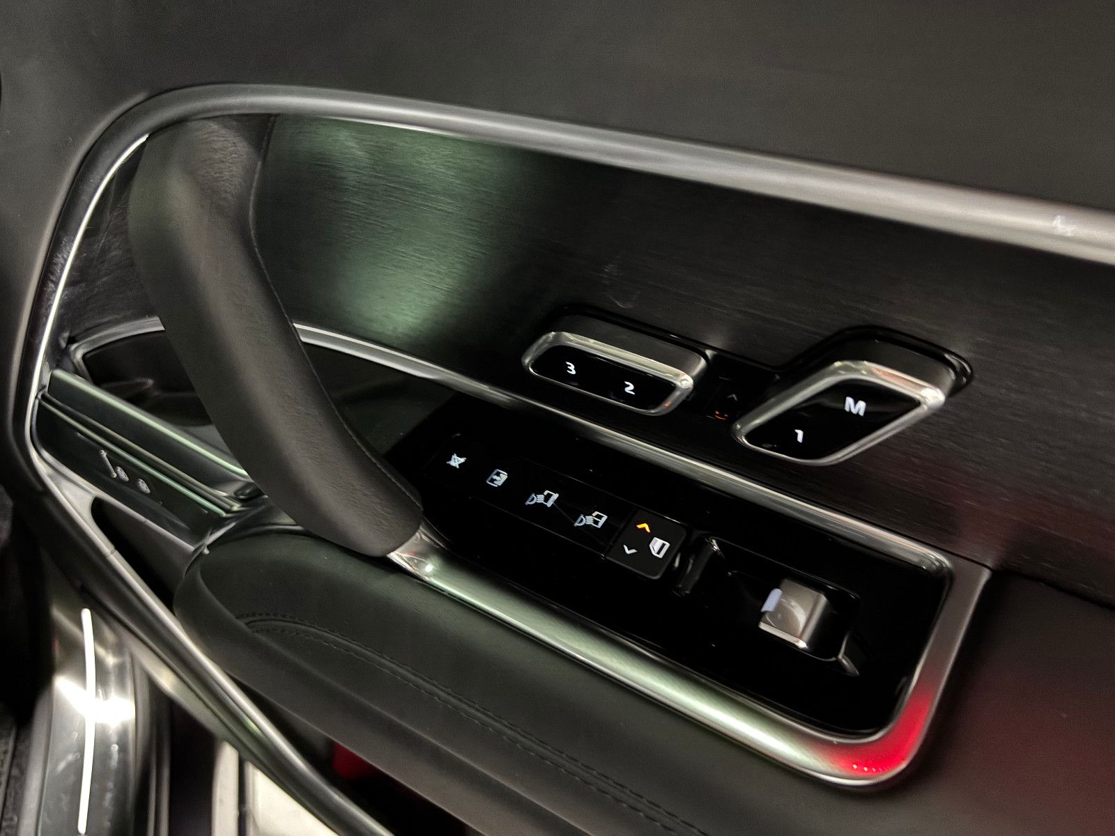 Fahrzeugabbildung Land Rover D350 First Edition/Autobiography/Fond-TV/VOLL