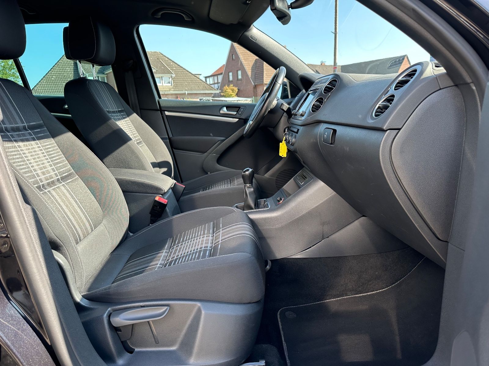 Fahrzeugabbildung Volkswagen Tiguan 1.4 TSI R-Line AHK/Navi/GRA/SHZG