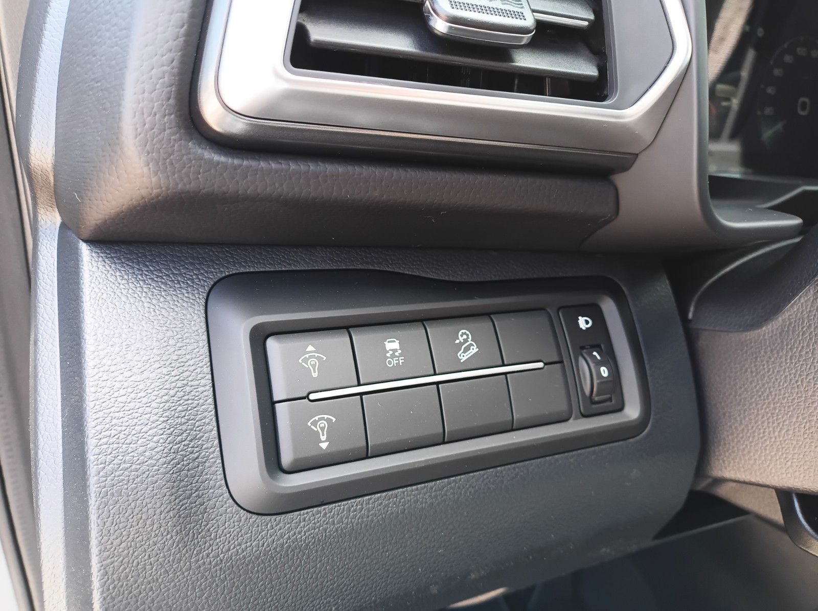 Fahrzeugabbildung KGM TIVOLI 1.5 NOMAD+AUTOMATIK+LM FELGEN+ANDROID++++