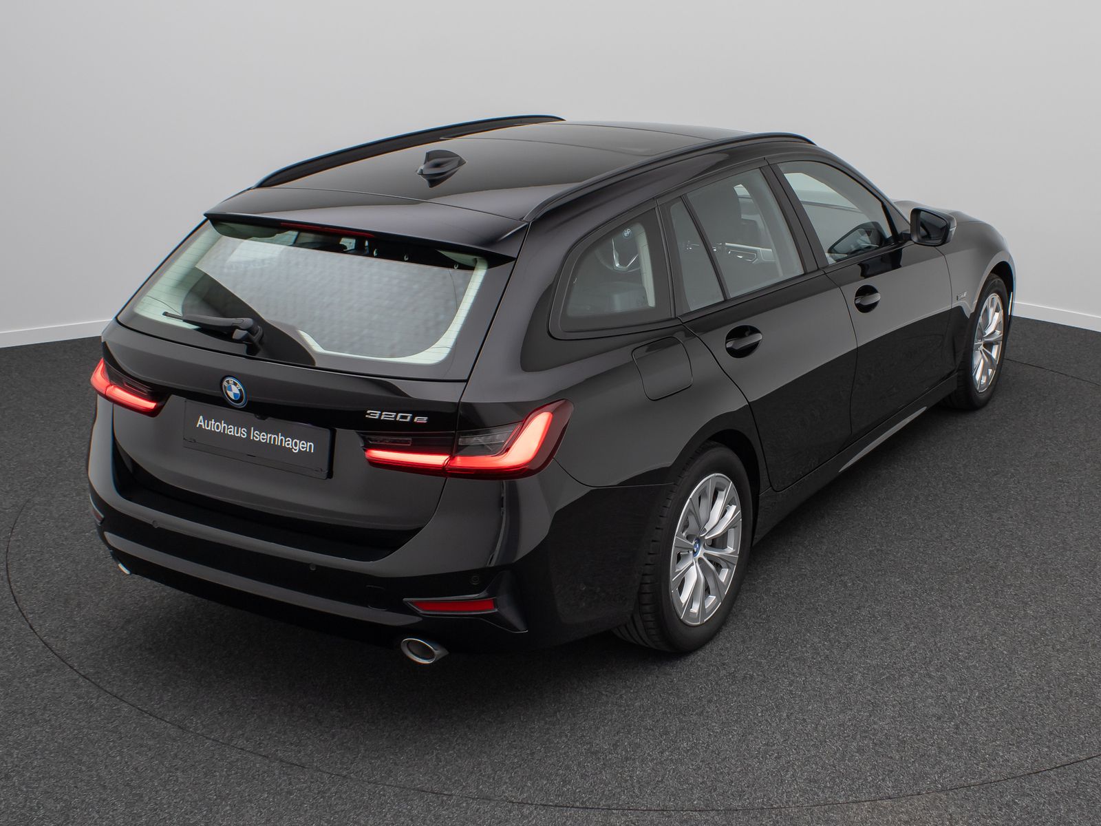 Fahrzeugabbildung BMW 320e Panorama Kamera DAB Alarm Geschwindigkeit