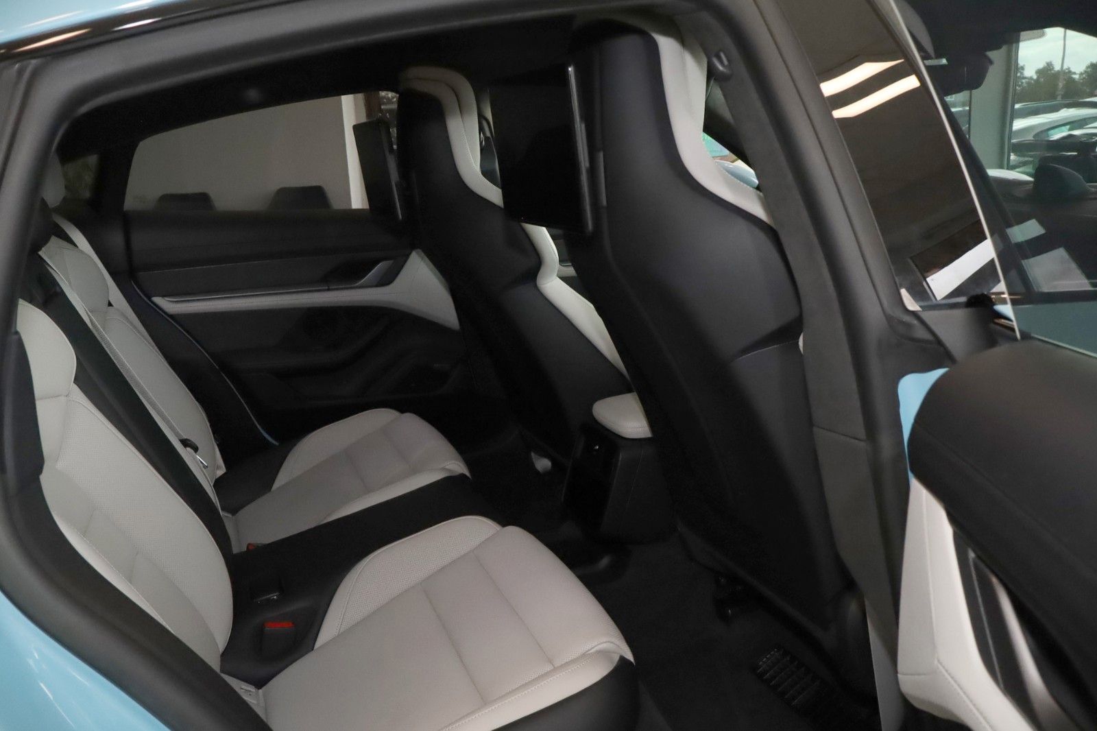 Fahrzeugabbildung Porsche Taycan GTS SportDesign/HeadUP/REAR-DVD/APPROVED